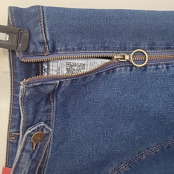 NWT GUESS Jean skirt - Picture 5 of 9